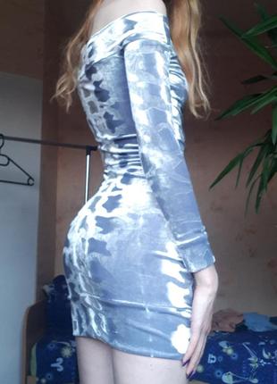 Велюровое серебряное блестящее мини платье с рукавами на плече3 фото
