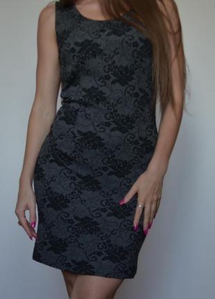 Платье с орнаментом без рукавов