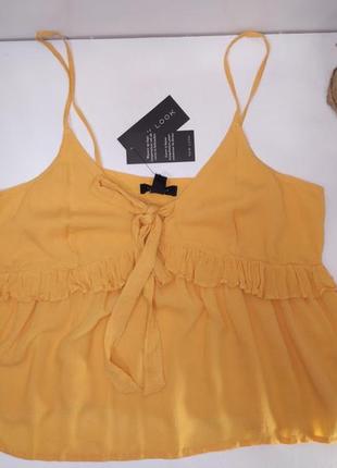 Желтая майка на тонких бретелях с оборками