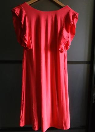 Красное трикотажное платье с воланом с воланами1 фото