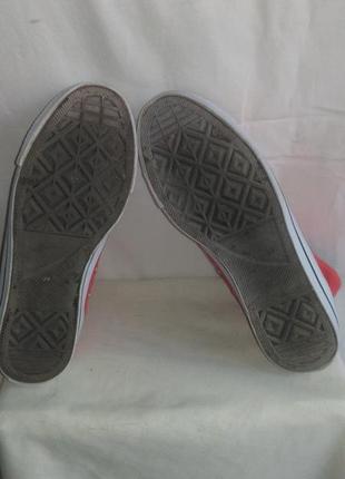 Красиві кеди яскраво червоного кольору