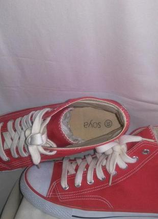 Красиві кеди яскраво червоного кольору