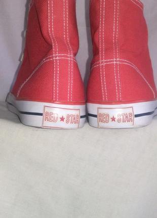 Красиві кеди яскраво червоного кольору