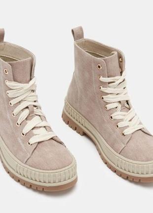 Женские светлые ботинки на шнурках bata