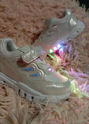 Білі кросівки для дівчинки що світяться