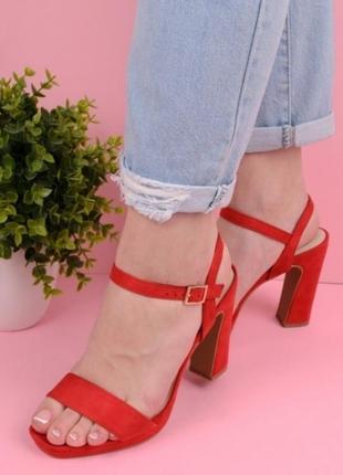 Красные замшевые босоножки на устойчивом широком толстом каблуке1 фото