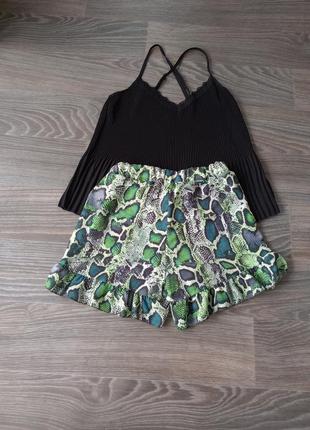 Шорты с воланами, змеиный принт; boohoo; s