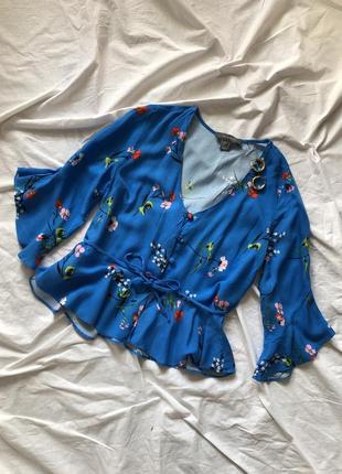 Яскрава блуза в квіти