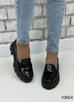 Жіночі стильні шкіряні туфлі, чорні лакові туфлі на тракторній підошві4 фото