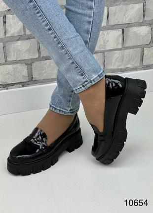 Жіночі стильні шкіряні туфлі, чорні лакові туфлі на тракторній підошві2 фото