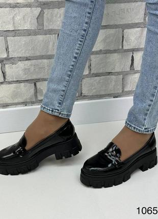 Жіночі стильні шкіряні туфлі, чорні лакові туфлі на тракторній підошві3 фото
