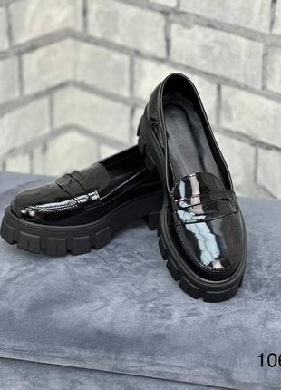 Жіночі стильні шкіряні туфлі, чорні лакові туфлі на тракторній підошві5 фото