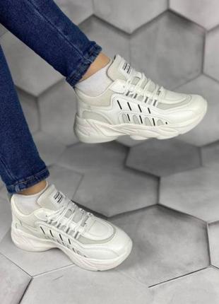 Белые кроссовки на шнурке