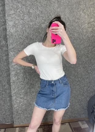 Джинсова спідниця з необробленим краєм синя5 фото