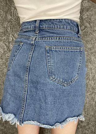 Джинсова спідниця з необробленим краєм синя4 фото