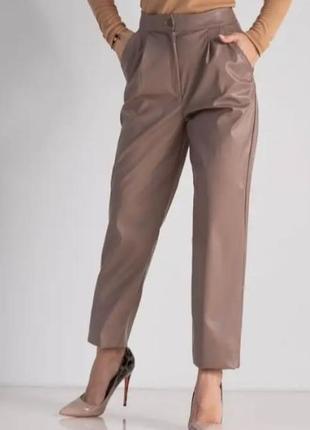 Крутые ,коллекционные,укороченные из эко кожи  брюки цвета капучино1 фото