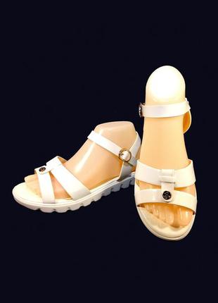 Босоножки сандалии женские, белые, лак, пенка.1 фото