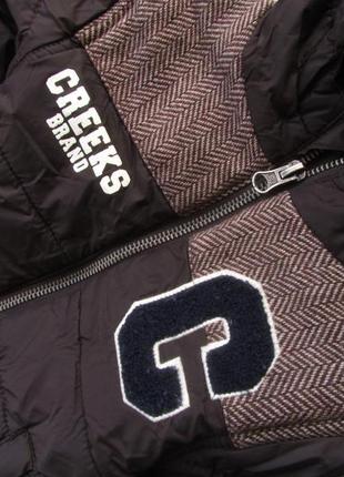 Утеплена демісезонна куртка бомбер із капюшоном на ліктях нашивки creeks5 фото