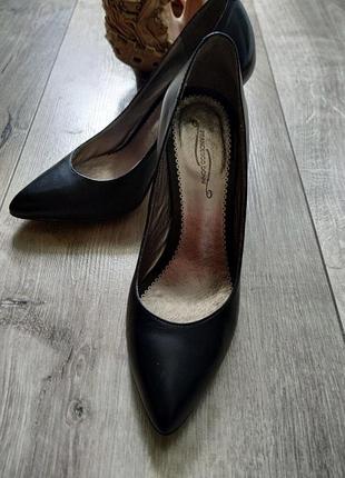Класичні туфлі  37 ро. шкіра francesco donni