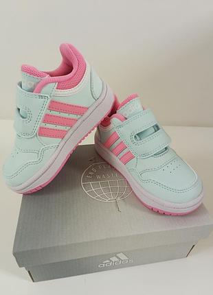 Кросівки для дівчинки adidas.