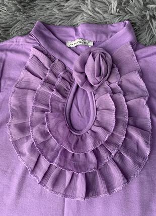 Майка ніжного бузкового кольору з жабо