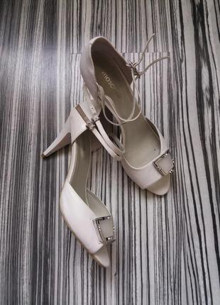 Шкіряні білі босоніжки туфлі