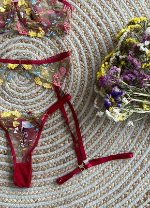 Роскошный интимный комплект женского белья с цветочной вышивкой7 фото