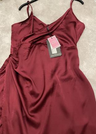 Бордовое платье макси с атласными деталямиprettylittlething10 фото