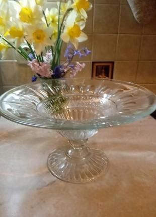 Скляна фруктовниця.
