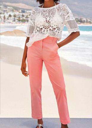 Бесподобные коралловые стрейчевые укороченные брюки декорированные пуговицами next tailoring