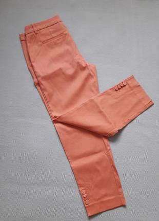 Бесподобные коралловые стрейчевые укороченные брюки декорированные пуговицами next tailoring7 фото