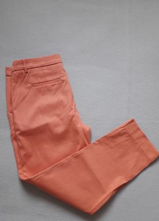 Бесподобные коралловые стрейчевые укороченные брюки декорированные пуговицами next tailoring8 фото