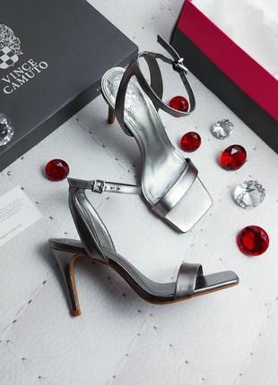 Vince camuto оригінал сріблясті шкіряні босоніжки на шпильці