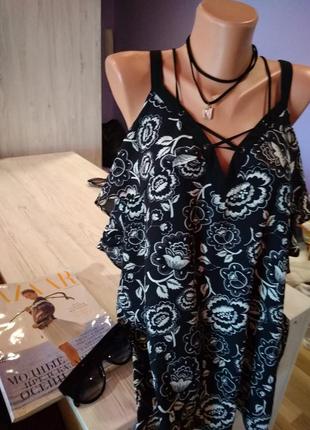 Стильная блузка  с открытыми плечами стяжка на груди,цветочный  принт.1 фото