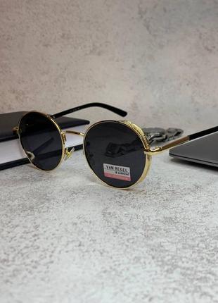 Солнцезащитные очки черные с золотой оправой унисекс1 фото