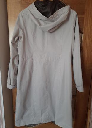 Красивый фирменный плащ 50 размера.