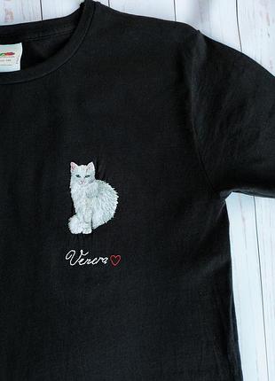 Футболка с ручной вышивкой вашего любимца