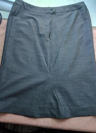 Серая юбка карандаш миди с интересным кроем3 фото
