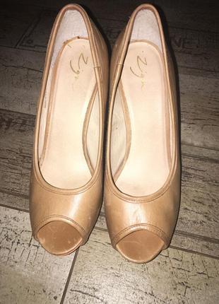 Туфлі з відкритим носком