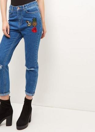 Винтажные рваные джинсы момы с патчами new look.2 фото