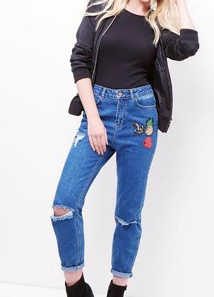 Винтажные рваные джинсы момы с патчами new look.
