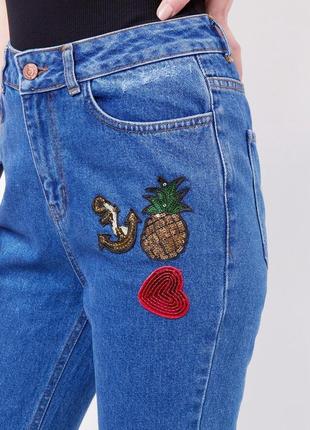 Винтажные рваные джинсы момы с патчами new look.3 фото