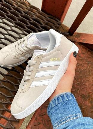 Жіночі замшеві весняні кеди adidas gazelle. колір бежевий з білим