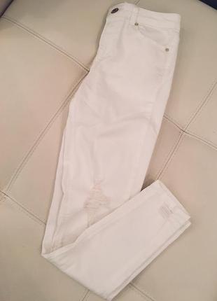 Белые джинсы скинни с рваностями, белые джеггинсы с завышенной талией  из сайта asos7 фото