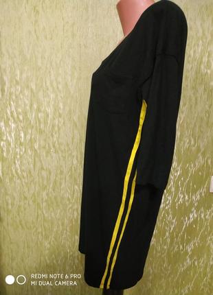 Черное, трикотажное, базовое, спортивное платье с желтыми полосками (лампасами)3 фото