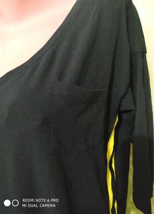 Черное, трикотажное, базовое, спортивное платье с желтыми полосками (лампасами)4 фото