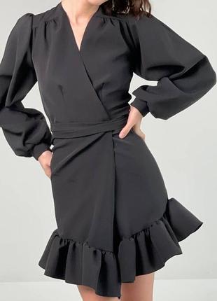 Женское черное короткое платье на запах4 фото