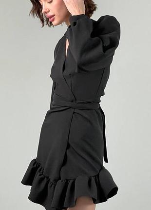 Женское черное короткое платье на запах3 фото