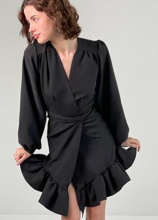 Женское черное короткое платье на запах1 фото