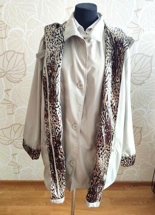Бежевая с вставками леопардового принта куртка ветровка на подкладке в большом размере jackie.6 фото